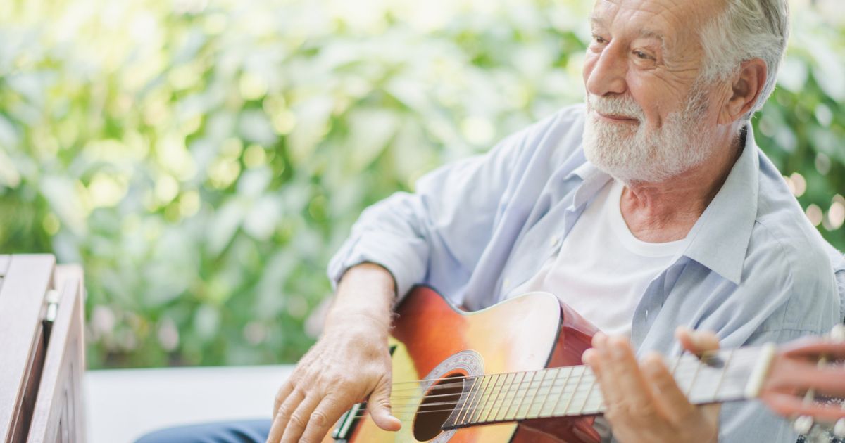 5 Therapeutic Benefits of Music: Seniors Singing and Playing Instruments 